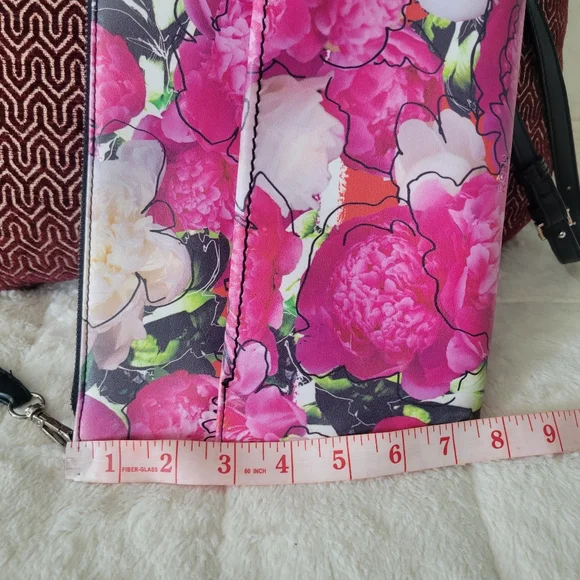 Reed Modern American Luxury pink floral handbag front back pockets zip closure - Picture 8 of 9